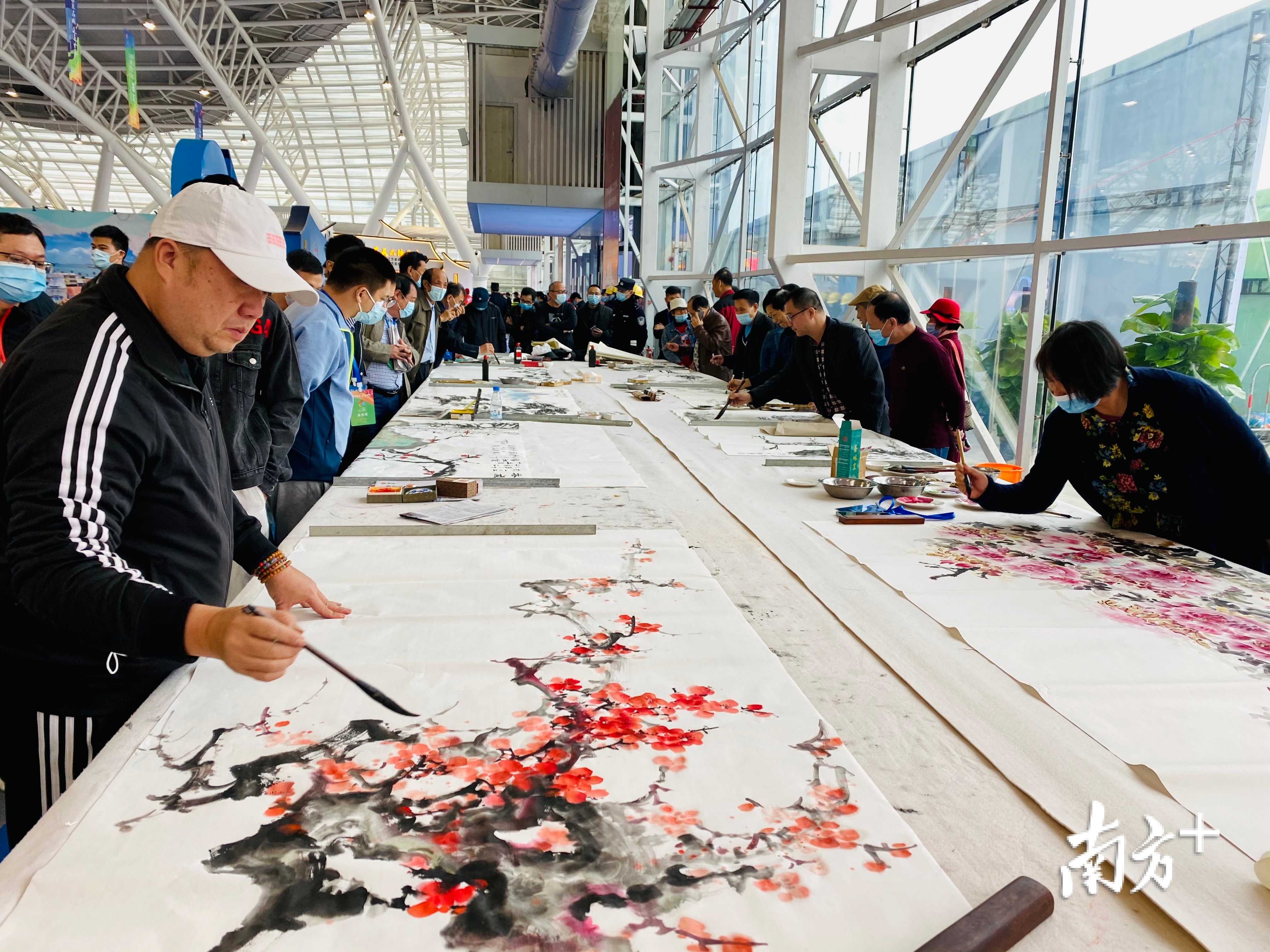 首届阳江文化艺术博览会书画名家现场挥毫。文春梅 摄