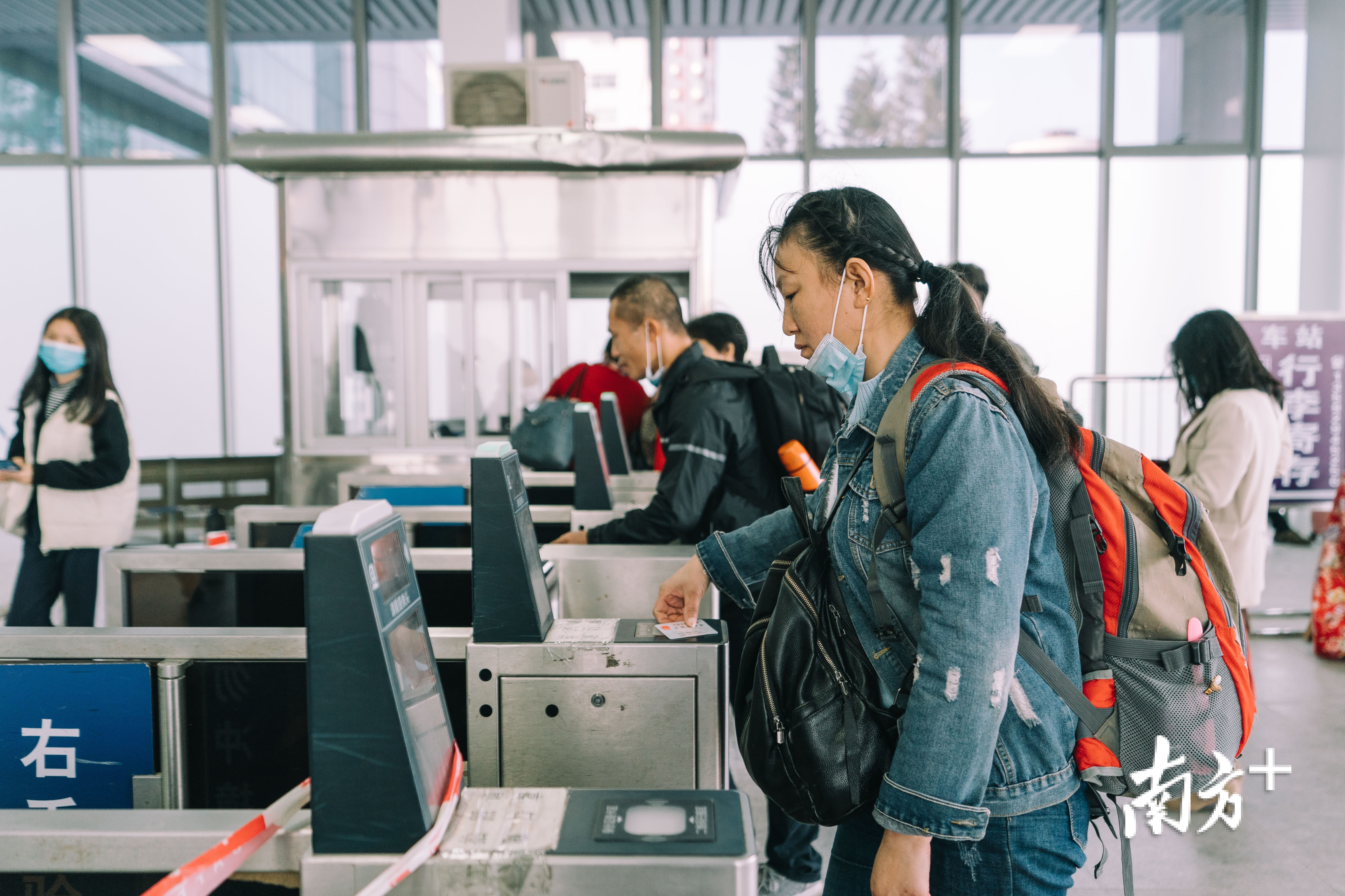 进站口。 进站口。