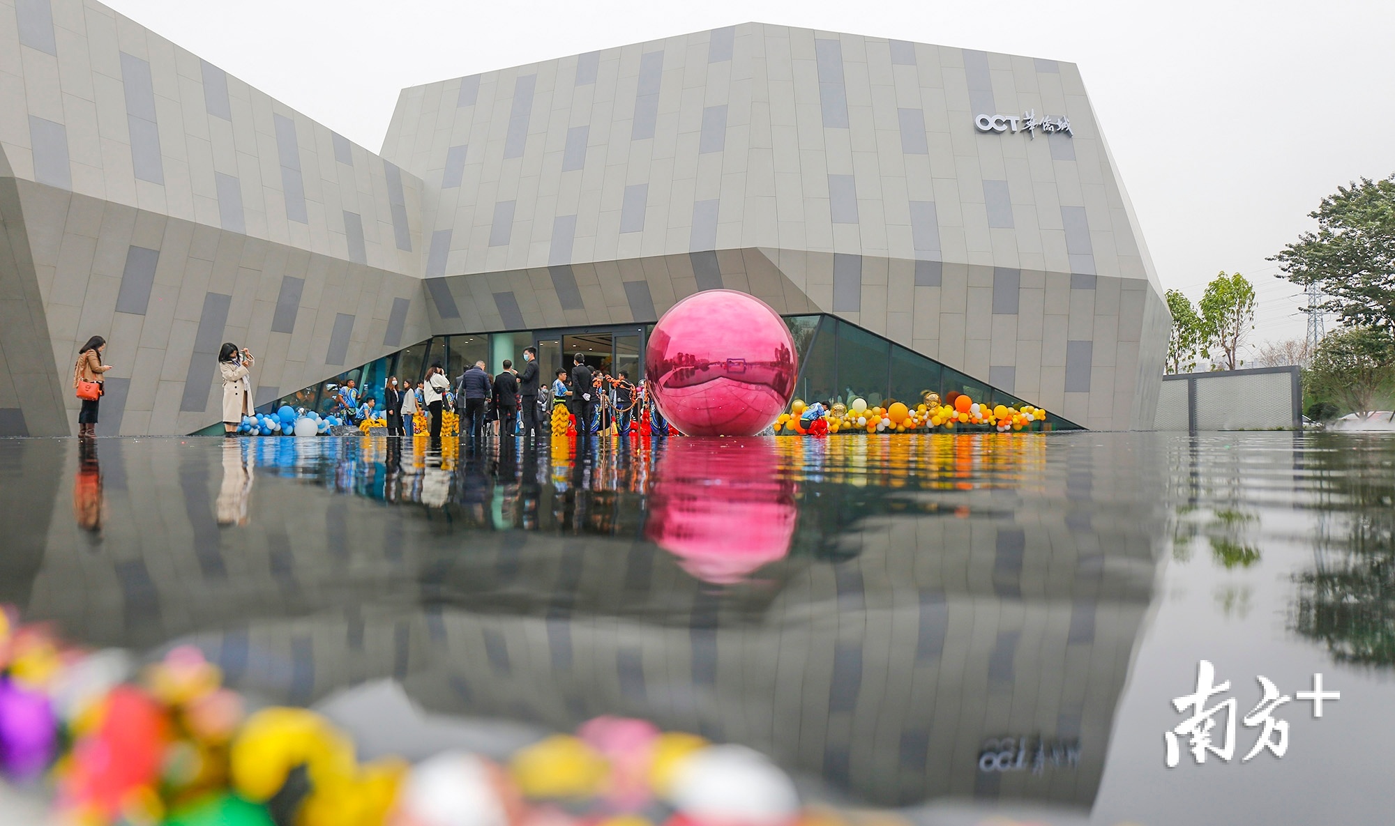 “欢乐谷”是华侨城集团旗下品牌,日前,中山华侨城展厅正式封顶。 “欢乐谷”是华侨城集团旗下品牌,日前,中山华侨城展厅正式封顶。