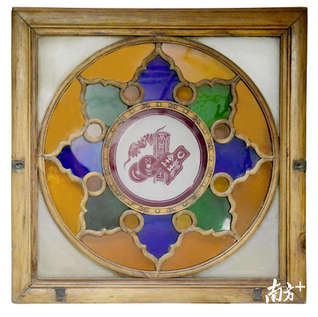 宝相花圆镜格心套红博古纹玻璃窗,晚清民国。“宝相花”纹样是魏晋南北朝以来伴随佛教盛行的传统吉祥纹饰,是以莲花、牡丹、菊花为雏形进行艺术处理组合而成的;蝙蝠与铜钱组合在一起,有“福在眼前”的吉祥寓意。
