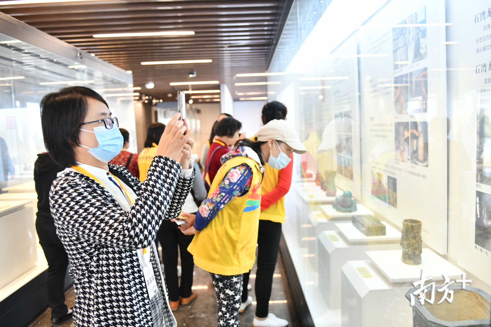 市民进行佛山古镇历史风貌展示馆参观。南方日报记者 戴嘉信 摄