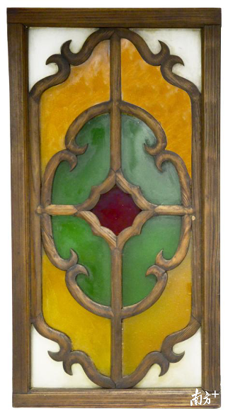 十字海棠格心各色片玻璃窗,晚清民国.此窗采用"十字海棠"为格心主体.
