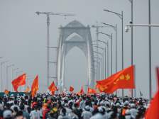 数万市民徒步领略水东湾之美，窥见一个未来城市 | 深读