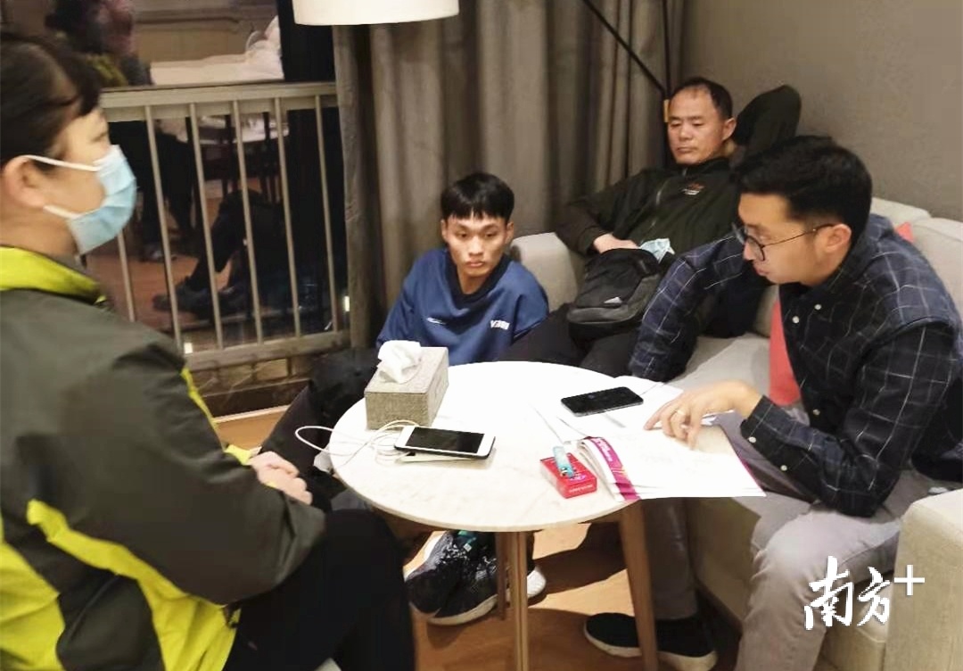 赛前江门代表队组织选手研读比赛技术文件，左二为冯高翔。