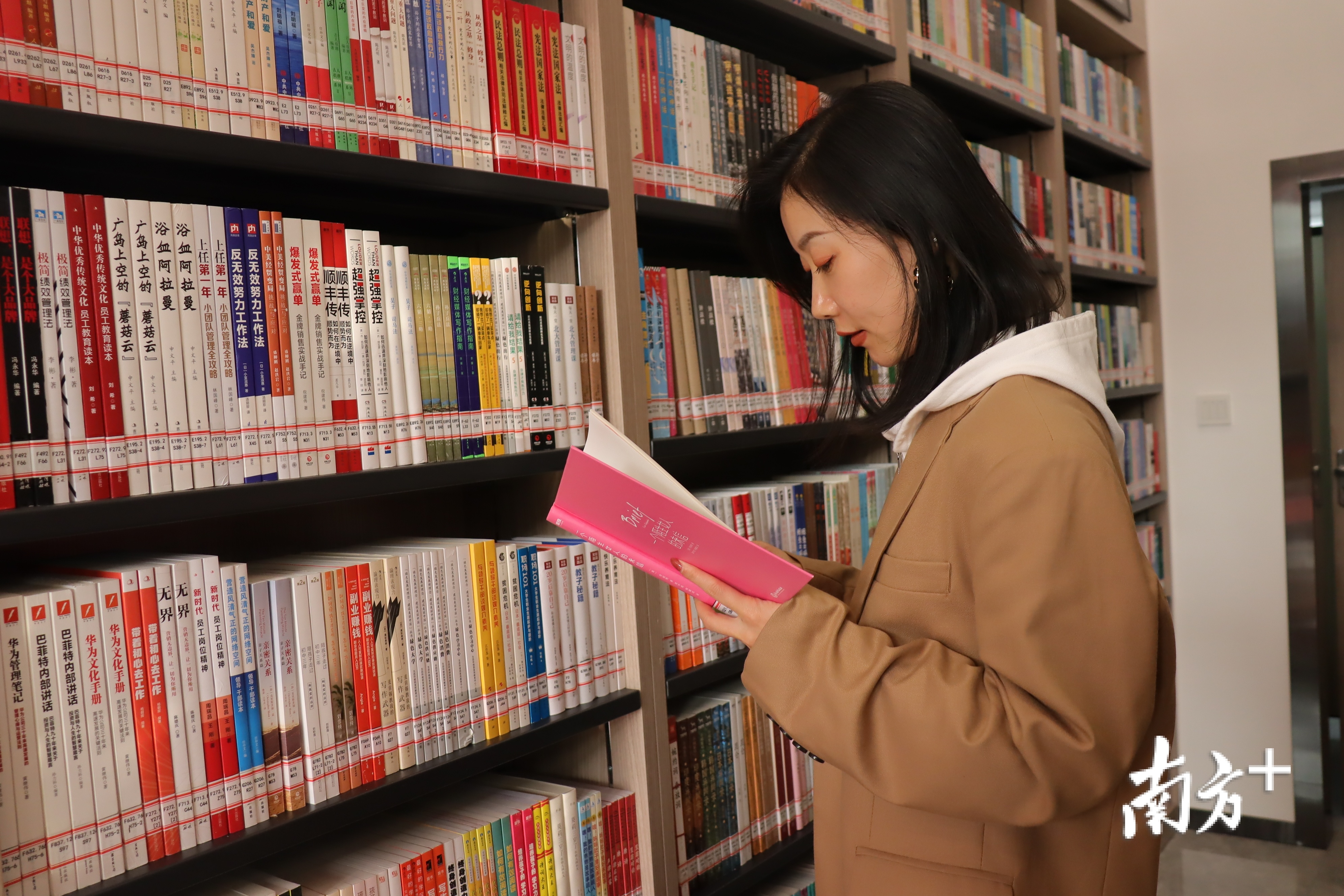 图书馆为周边群众提供更便捷的阅读服务。陈素敏 摄