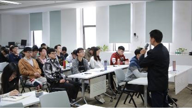 李泽湘认为，创新团队聚集可以形成互相扶持的生态循环。