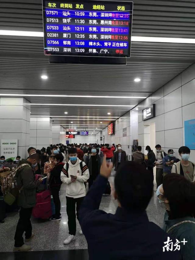 12月30日，寒潮抵达广州，广州东站动车纷纷晚点
