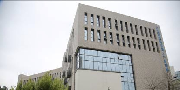 在机器人基地，一大批科技企业携创新产品搅动了原有的行业格局。