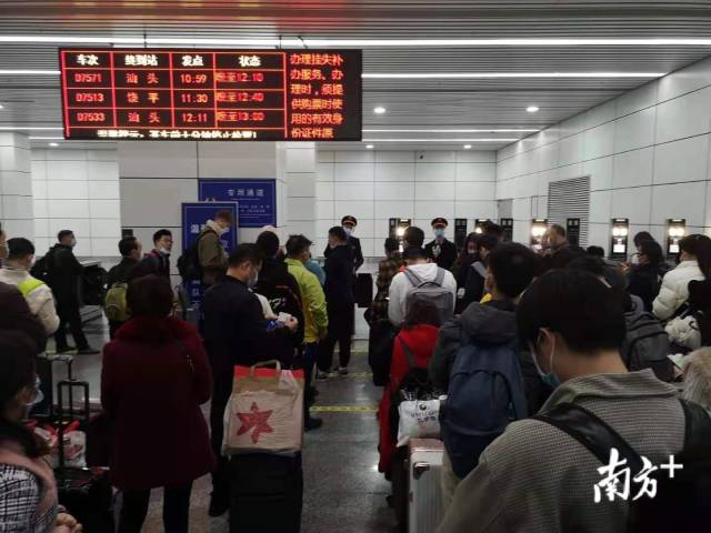12月30日，寒潮抵达广州，广州东站动车纷纷晚点
