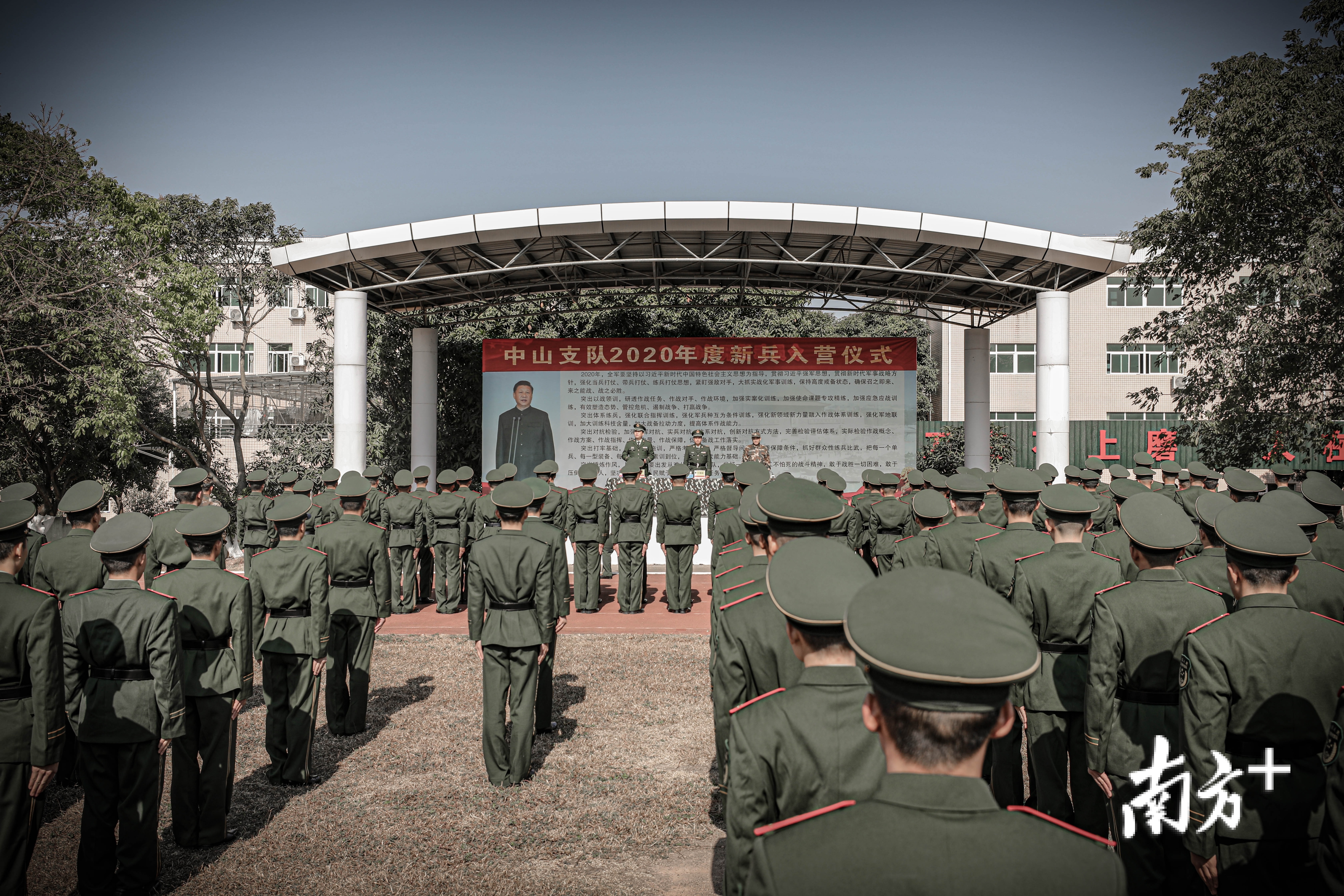 上午11時許,隨著鑼鼓聲響起,載著新戰士的車輛駛入營區,夾道排列的