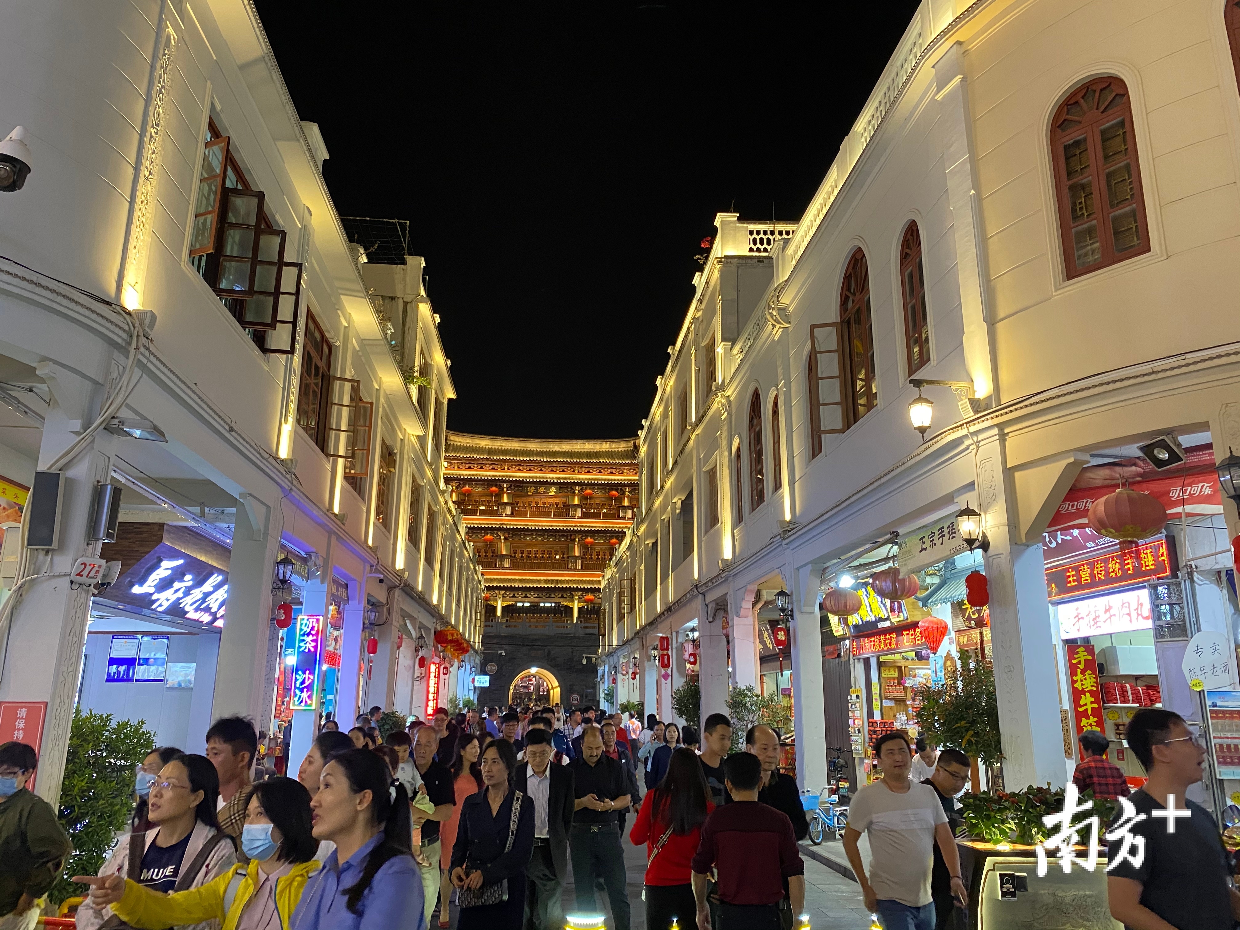 潮州文旅市场复苏态势明显，牌坊街又热闹了起来。