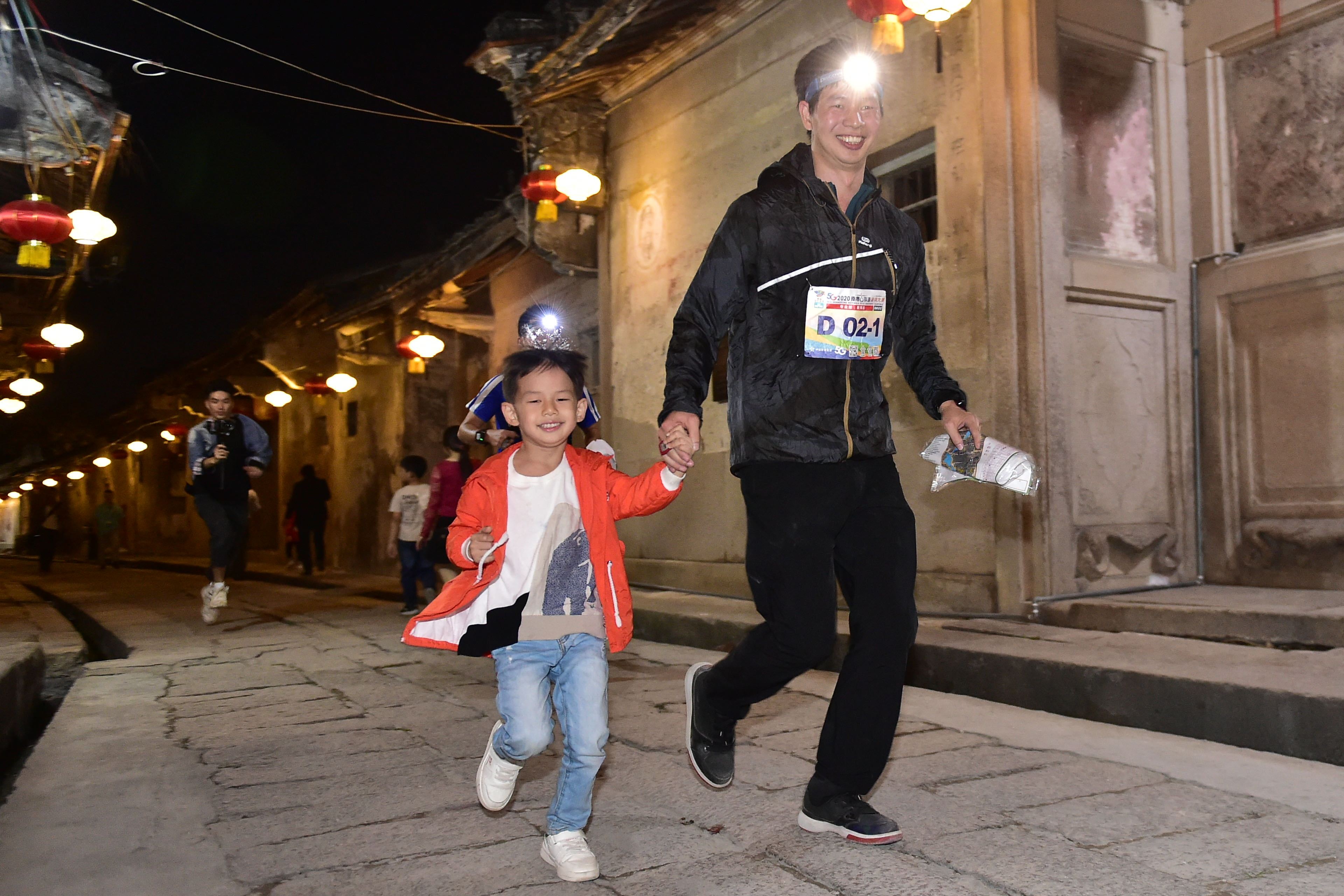 南粤古驿道定向大赛来到龙湖古寨，千年古寨感受全民运动热潮。