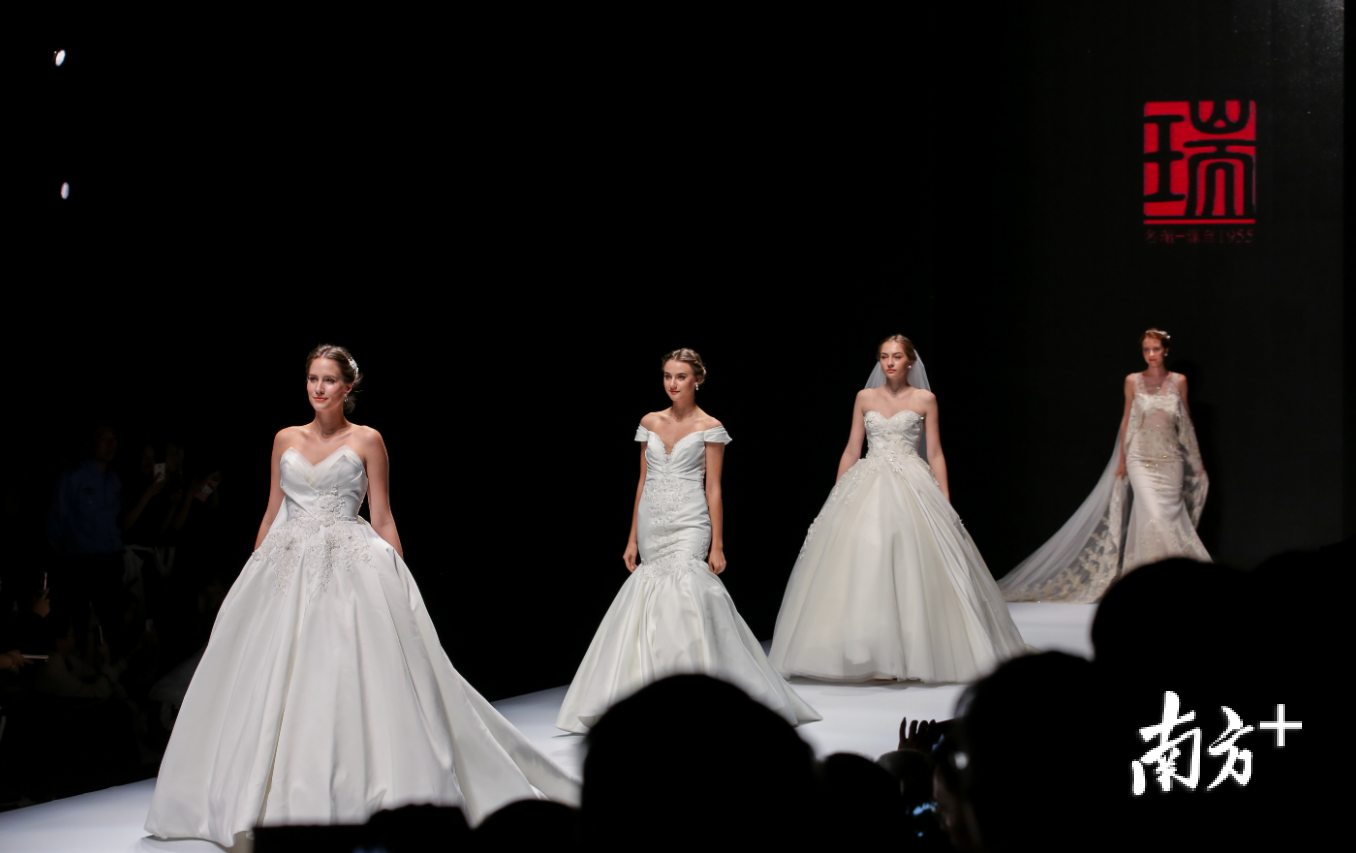 模特身穿名瑞集团设计生产的婚纱晚礼服走秀。受访者供图