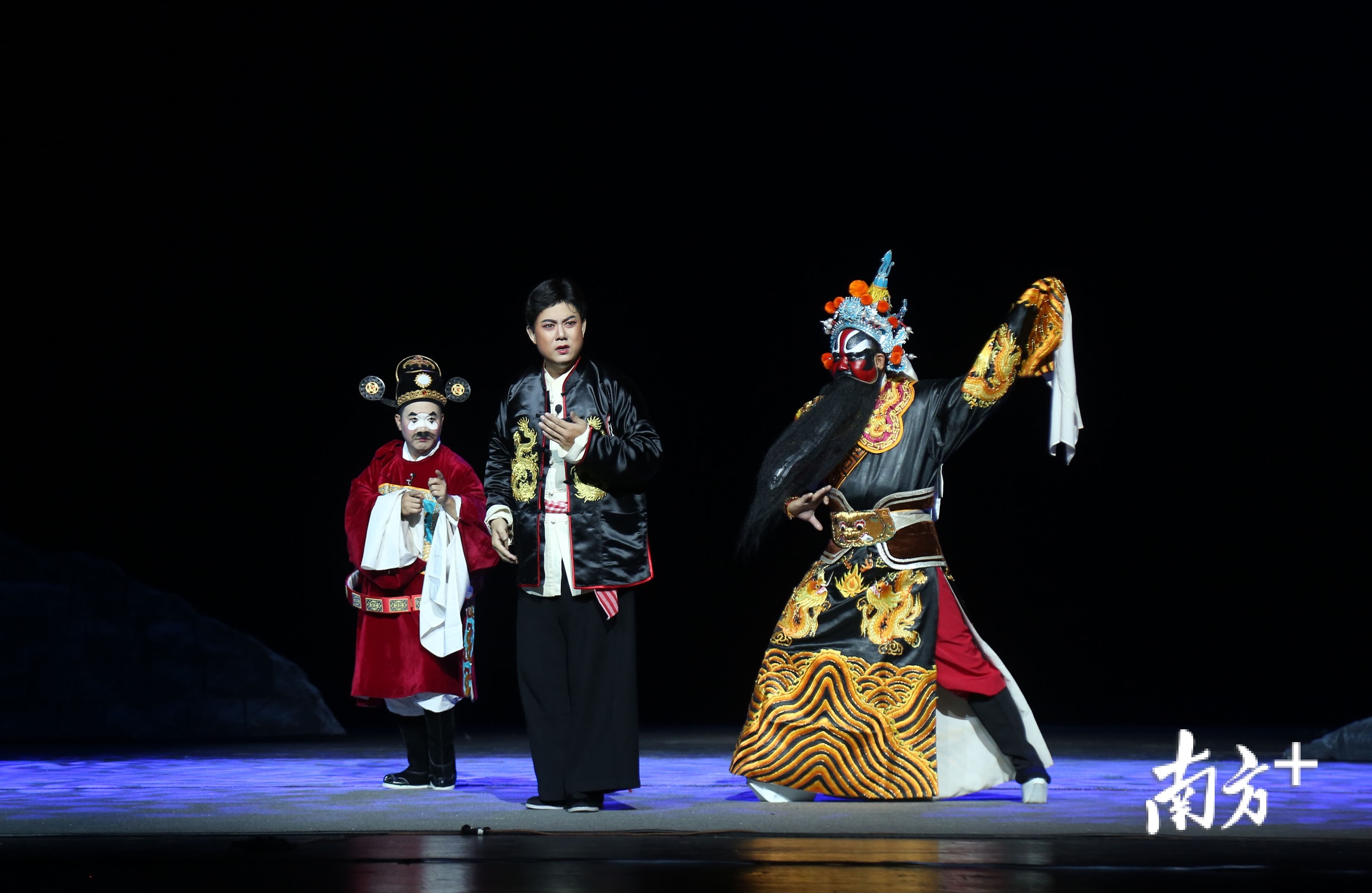 疫情之下，仍有文艺精品亮相，图为潮州市潮剧团的精品潮剧《韩江纸影人》。