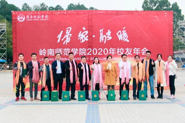 校友们合影留念