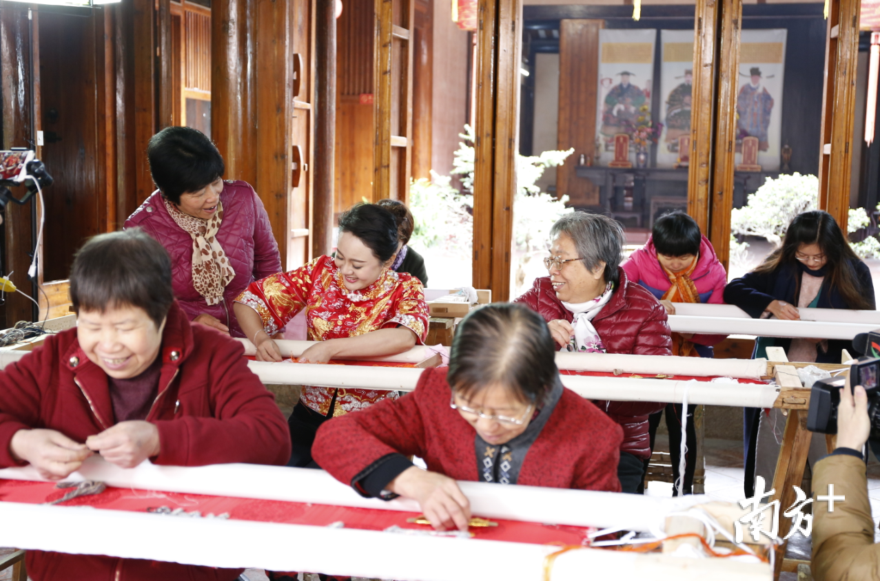 名瑞集团的绣娘们正在绣制潮绣精品。受访者供图
