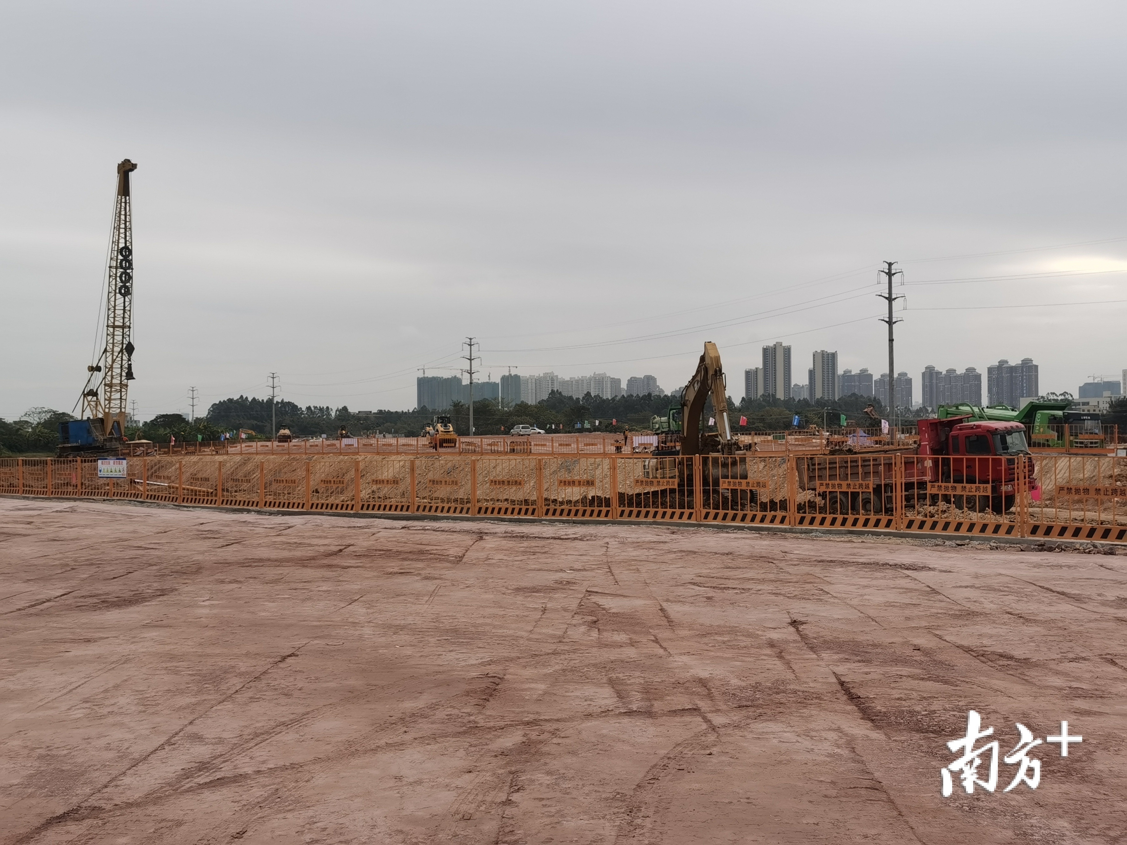 惠州1号公路串联起5个县区，贯穿城市南北，直接通达海边。其先行段进入路基施工阶段。