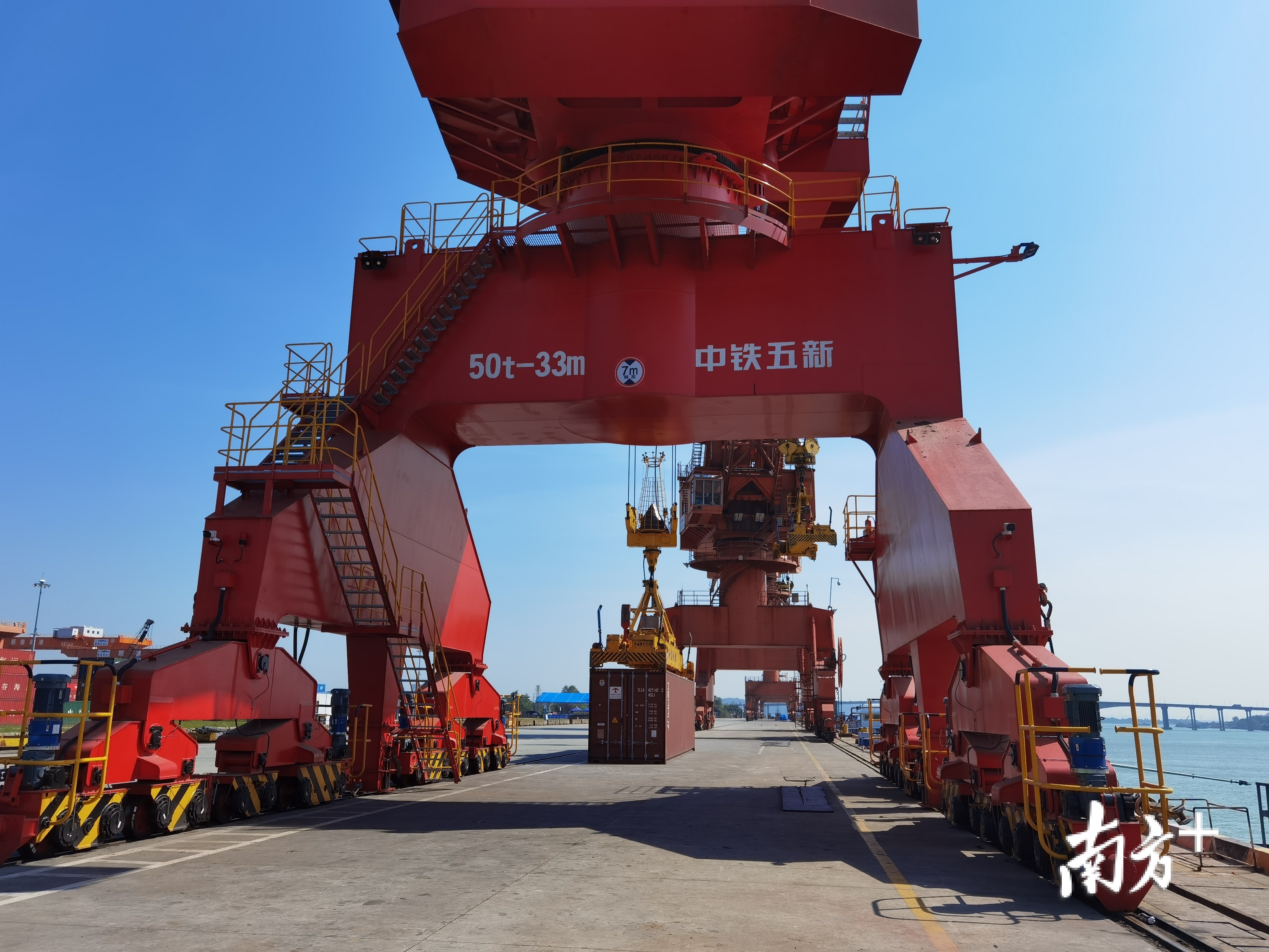 11月9日，在深圳市招商局港口大厦和佛山市顺德区顺德新港同时举行的粤港澳大湾区组合港项目启动仪式上，“蛇口-顺德组合港”率先落地。蒋晓敏 摄