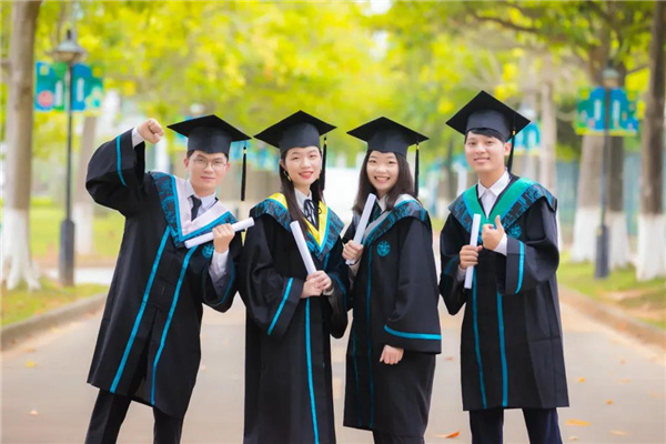惠州学院定制学士服、毕业学子留影。