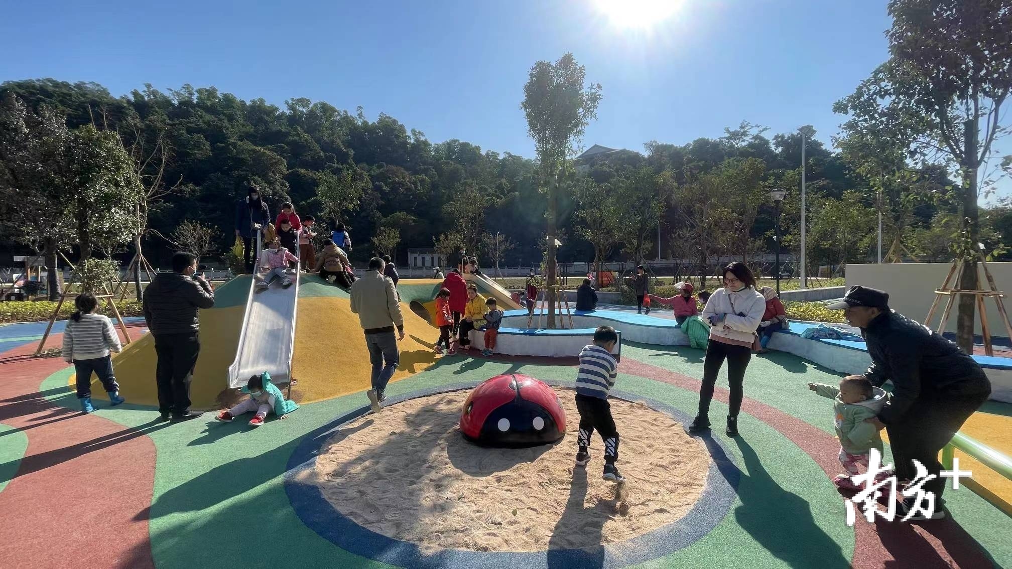 铁炉山体育公园内还配建有供群众休闲健身娱乐的场地。