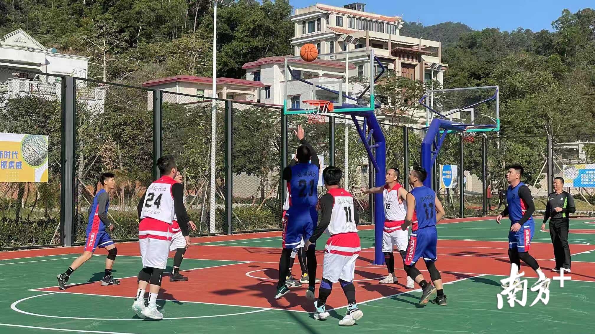 坦洲镇在公园组织举办了足球、篮球、网球等体育联谊赛。