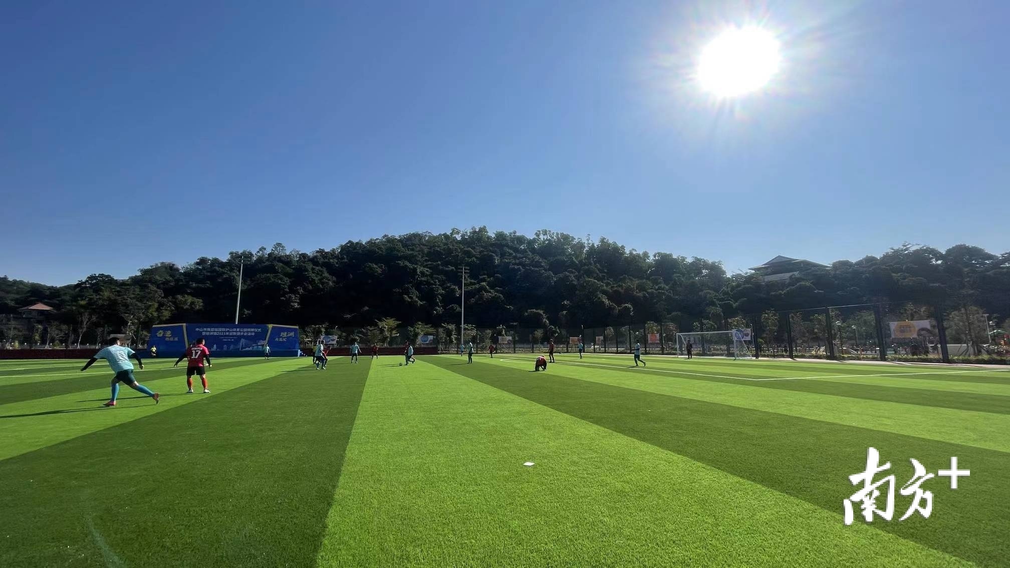 铁炉山体育公园比邻铁炉山森林公园,周边风景优美。