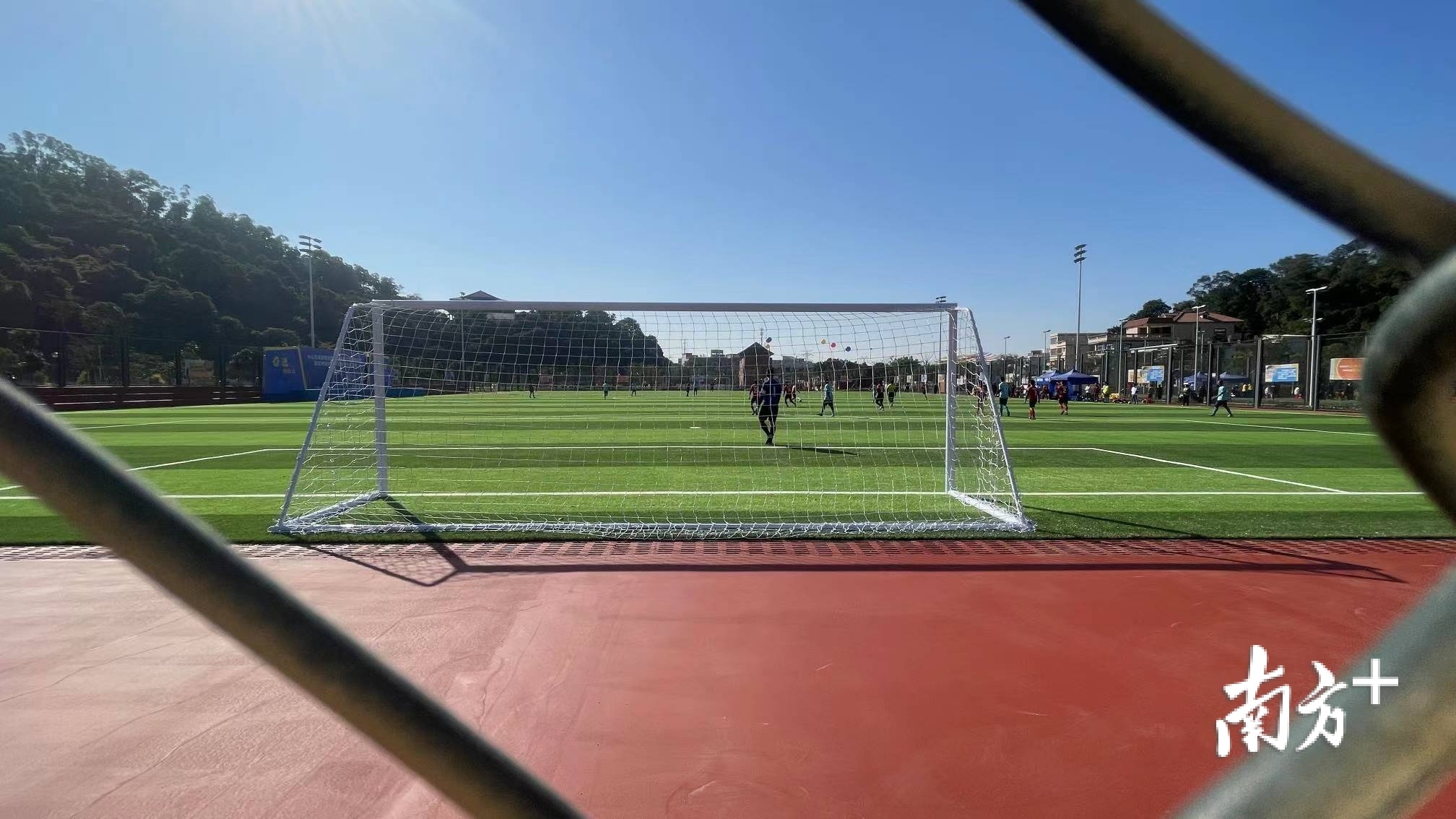 坦洲镇在公园组织举办了足球、篮球、网球等体育联谊赛