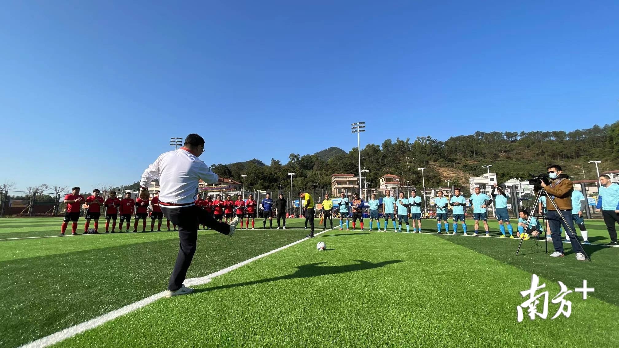 足球赛联谊赛正式开赛。