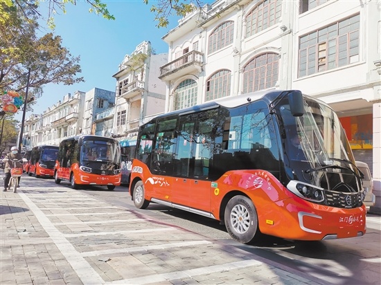 7辆崭新的网红公交车亮相街头。 7辆崭新的网红公交车亮相街头。