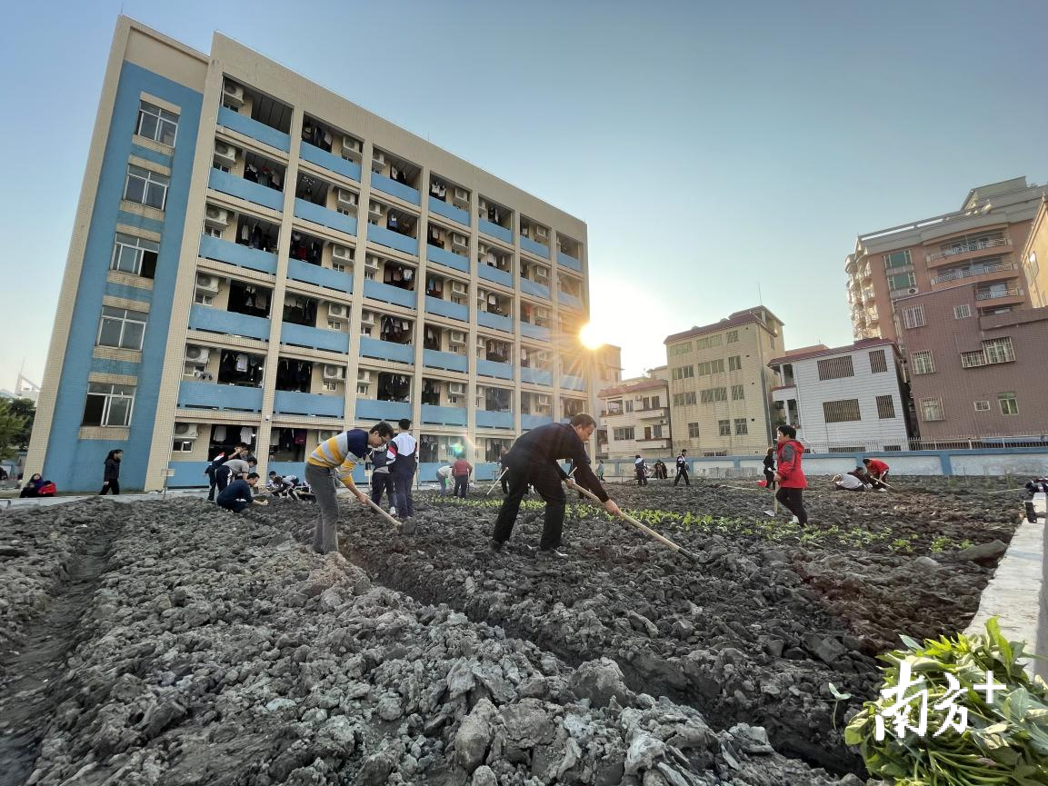 家长组建“拓荒大队”，协助基地建设。校方供图