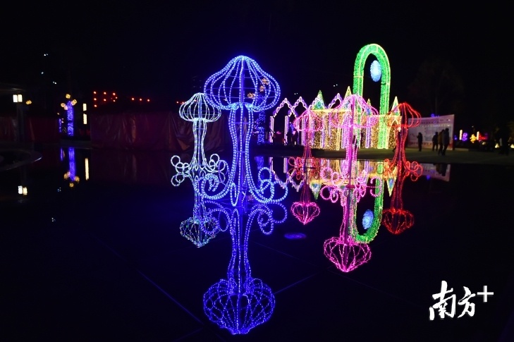 元旦期间，奇幻灯光秀、音乐喷泉表演再次成为亮点，吸引市民游客前往活动主会场——同心文化公园“打卡”。李东摄