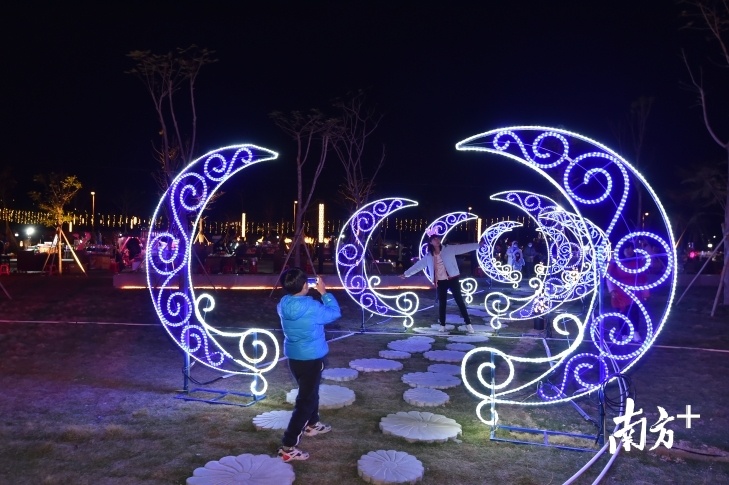 元旦期间，奇幻灯光秀、音乐喷泉表演再次成为亮点，吸引市民游客前往活动主会场——同心文化公园“打卡”。李东摄