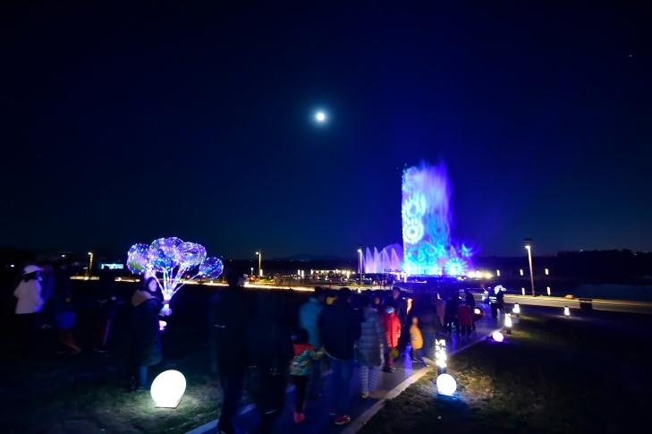 元旦期间，奇幻灯光秀、音乐喷泉表演再次成为亮点，吸引市民游客前往活动主会场——同心文化公园“打卡”。李东摄