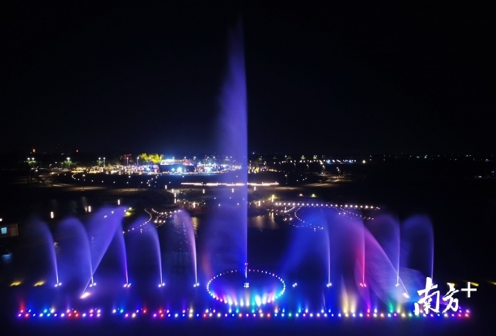 元旦期间，奇幻灯光秀、音乐喷泉表演再次成为亮点，吸引市民游客前往活动主会场——同心文化公园“打卡”。李东摄