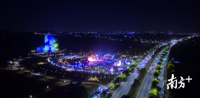 元旦期间，奇幻灯光秀、音乐喷泉表演再次成为亮点，吸引市民游客前往活动主会场——同心文化公园“打卡”。李东摄