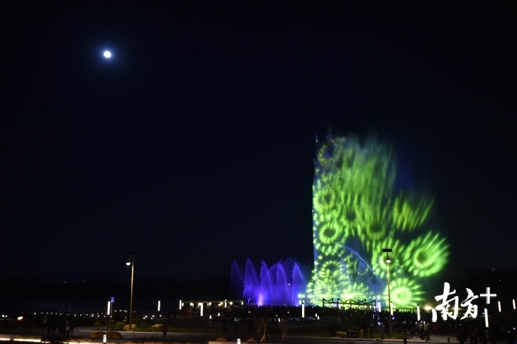 元旦期间，奇幻灯光秀、音乐喷泉表演再次成为亮点，吸引市民游客前往活动主会场——同心文化公园“打卡”。李东摄