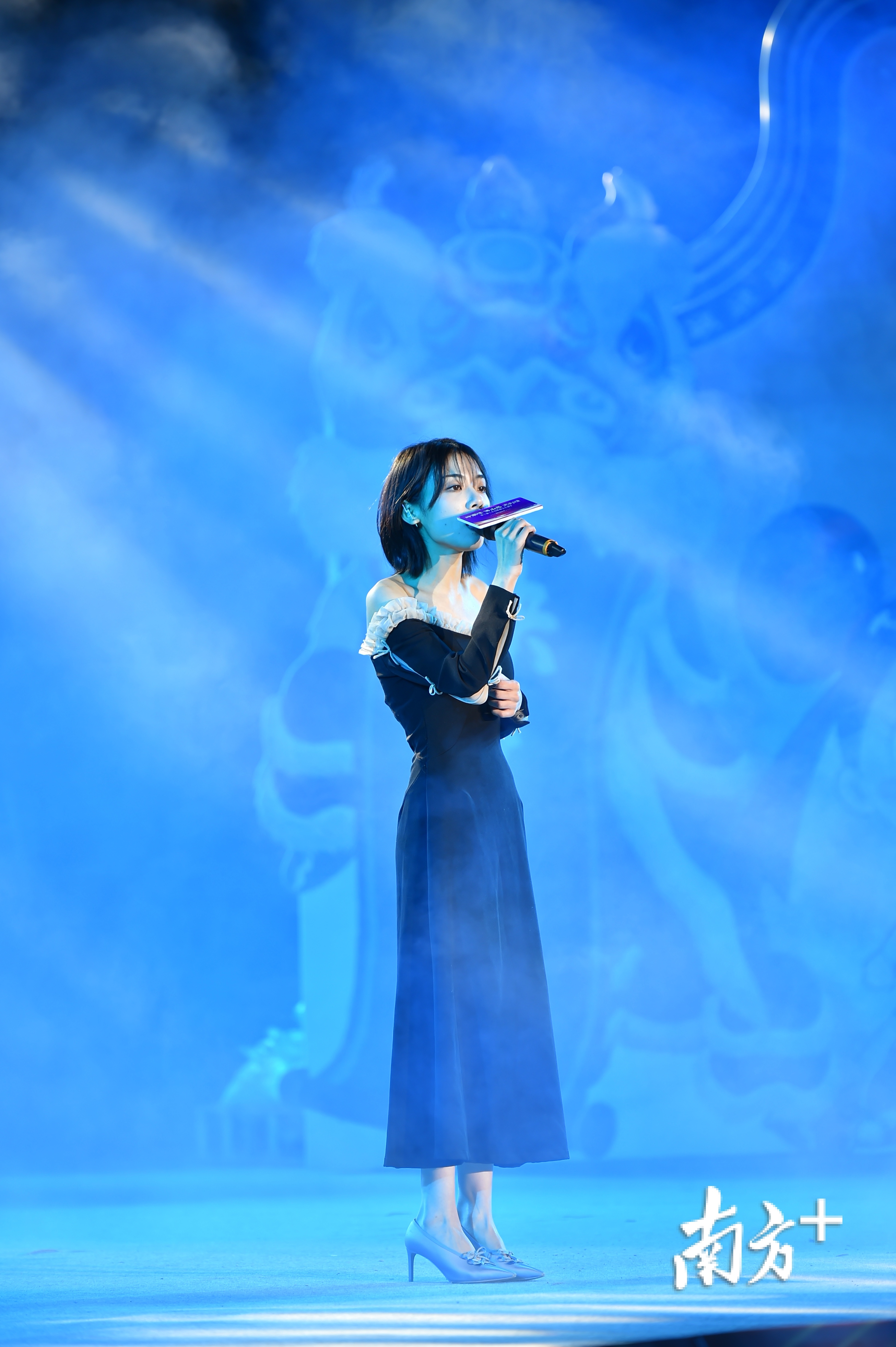 从《至少还有你》、《勇气》，到《今夜你会不会来》、《我的亲爱》《眼睛想旅行》、《越夜越有機》，再到《青春修炼手册》）、《最美的期待》，《夜空中最亮的星》，《你的答案》，一首首流行歌曲，引发共鸣。李东 摄