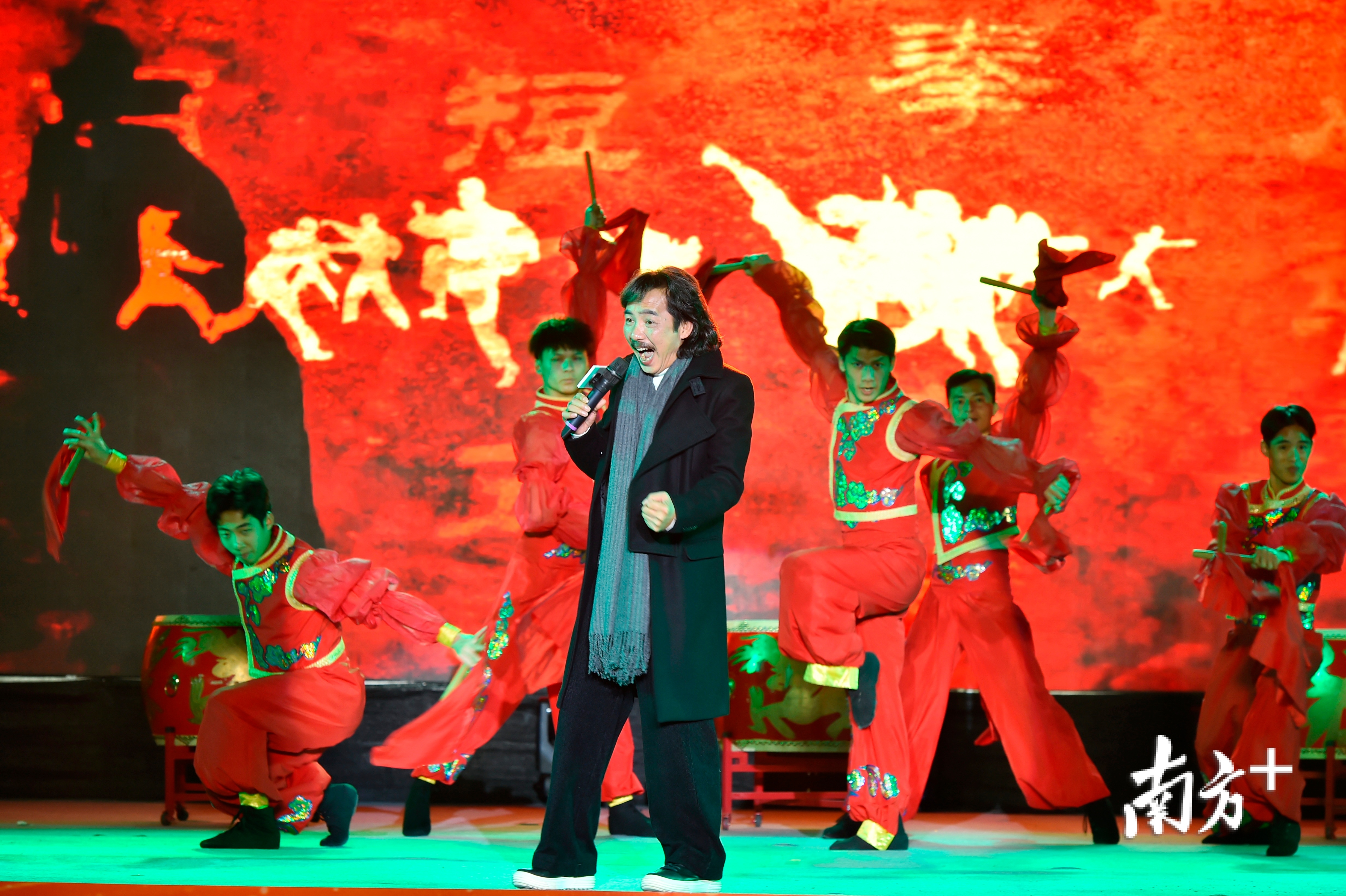 从《小城故事》、《万水千山总是情》，到《潇洒走一回》、《千千阙歌》，再到《红日》、《一生不变》、《月半小夜曲》，一首首经典金曲带领群众重温旧时光。李东 摄