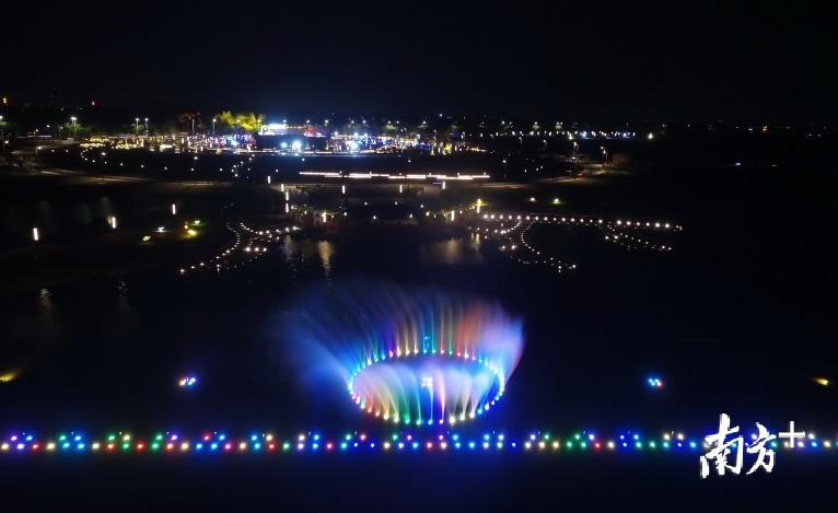 元旦期间，奇幻灯光秀、音乐喷泉表演再次成为亮点，吸引市民游客前往活动主会场——同心文化公园“打卡”。李东摄