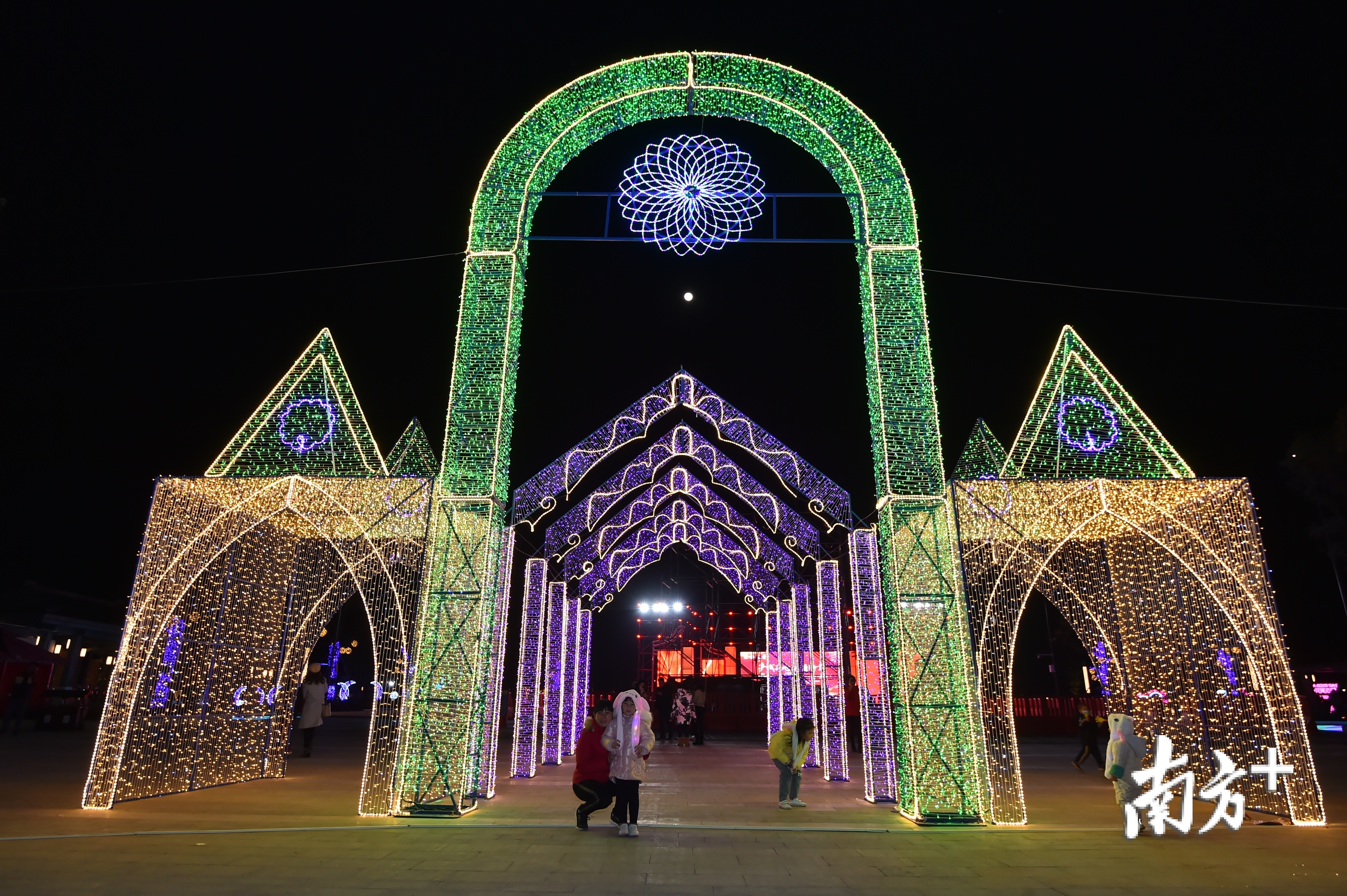 元旦期间，奇幻灯光秀、音乐喷泉表演再次成为亮点，吸引市民游客前往活动主会场——同心文化公园“打卡”。李东摄