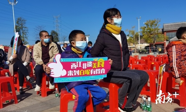 西江非遗美食受到市民热捧。张秀蓝 摄