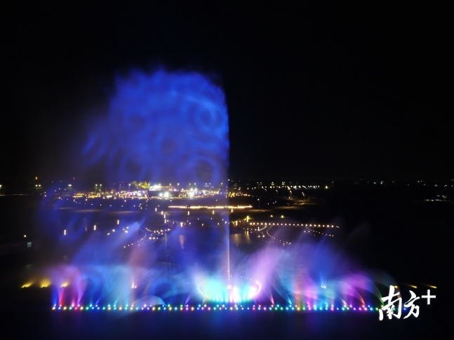 元旦期间，奇幻灯光秀、音乐喷泉表演再次成为亮点，吸引市民游客前往活动主会场——同心文化公园“打卡”。李东摄