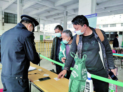 在城东车站旅客出站均要扫健康码。西江日报记者 杨丽娟 摄