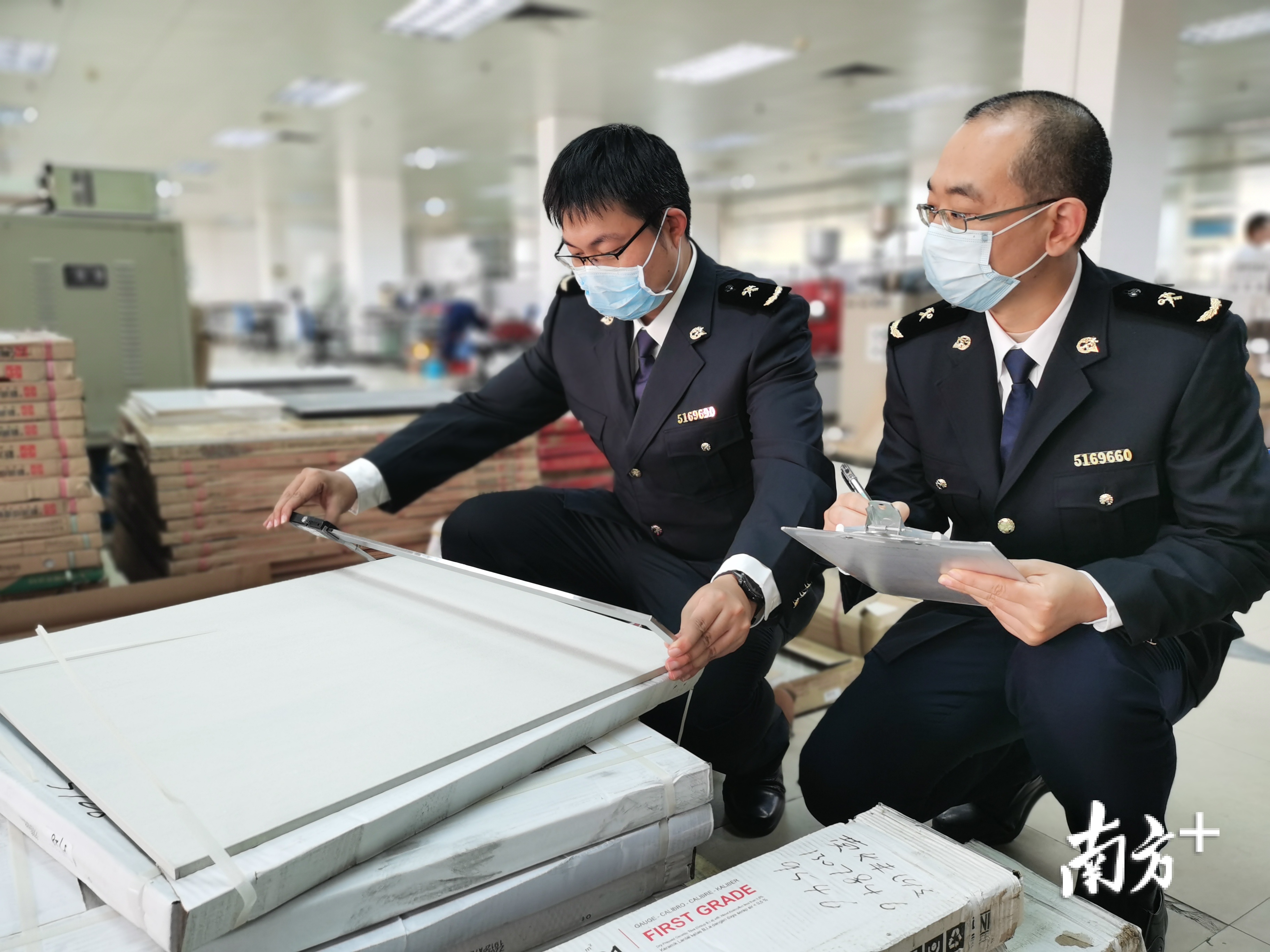 依托下属陶瓷实验室的技术资源优势，佛山海关驻禅城办事处指导协助企业打破国外技术性贸易壁垒。王磊 摄