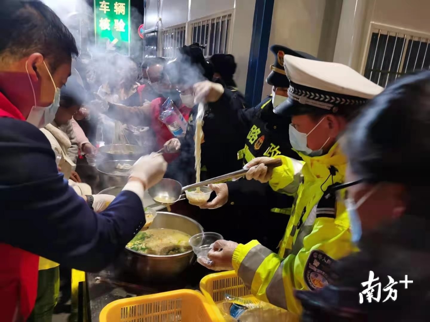客车故障,乘客滞留京港澳高速韶关段,民警送上热腾腾的饺子