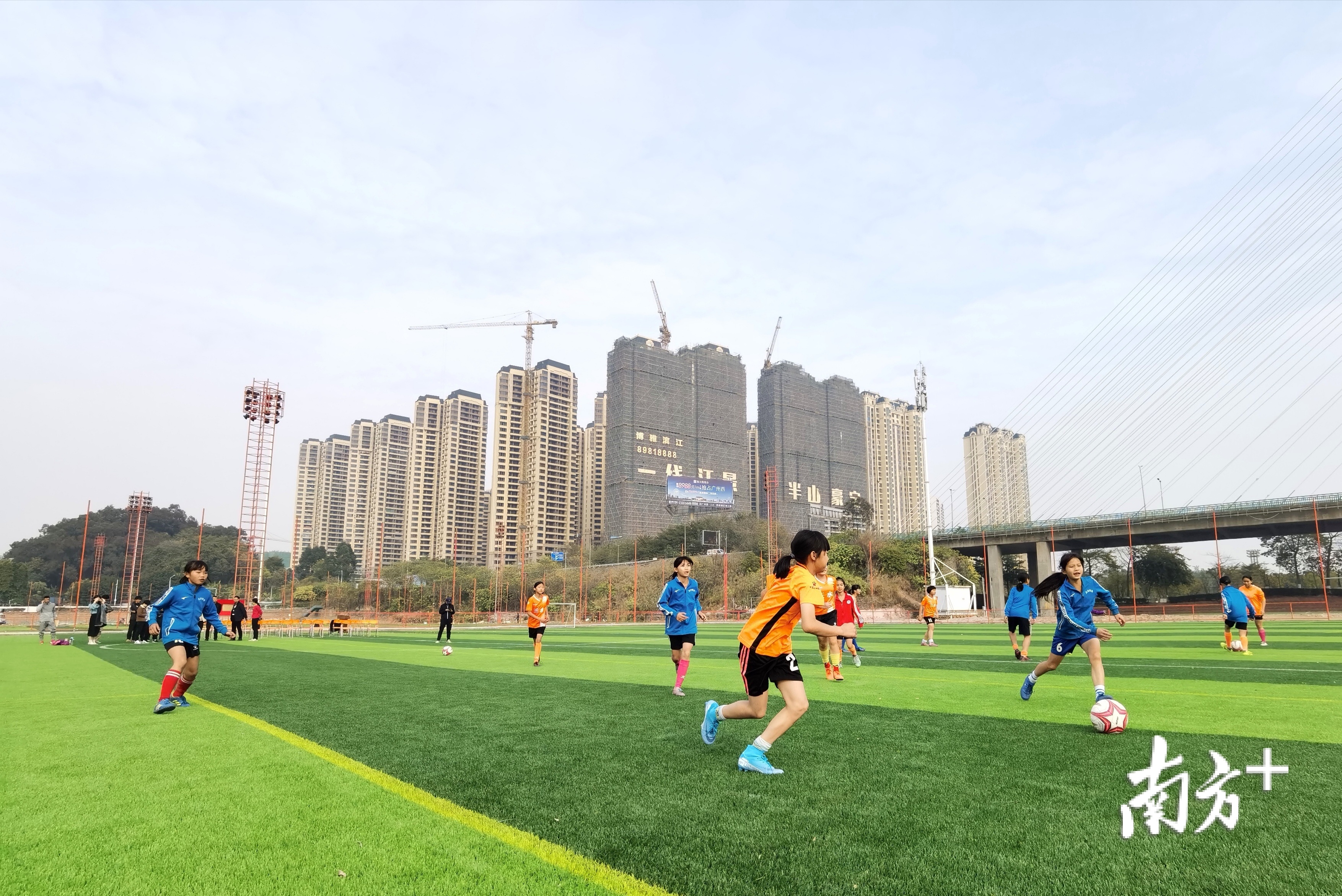 三水体校学生在三水区北江体育休闲公园足球冬训基地开展训练。张秀蓝 摄