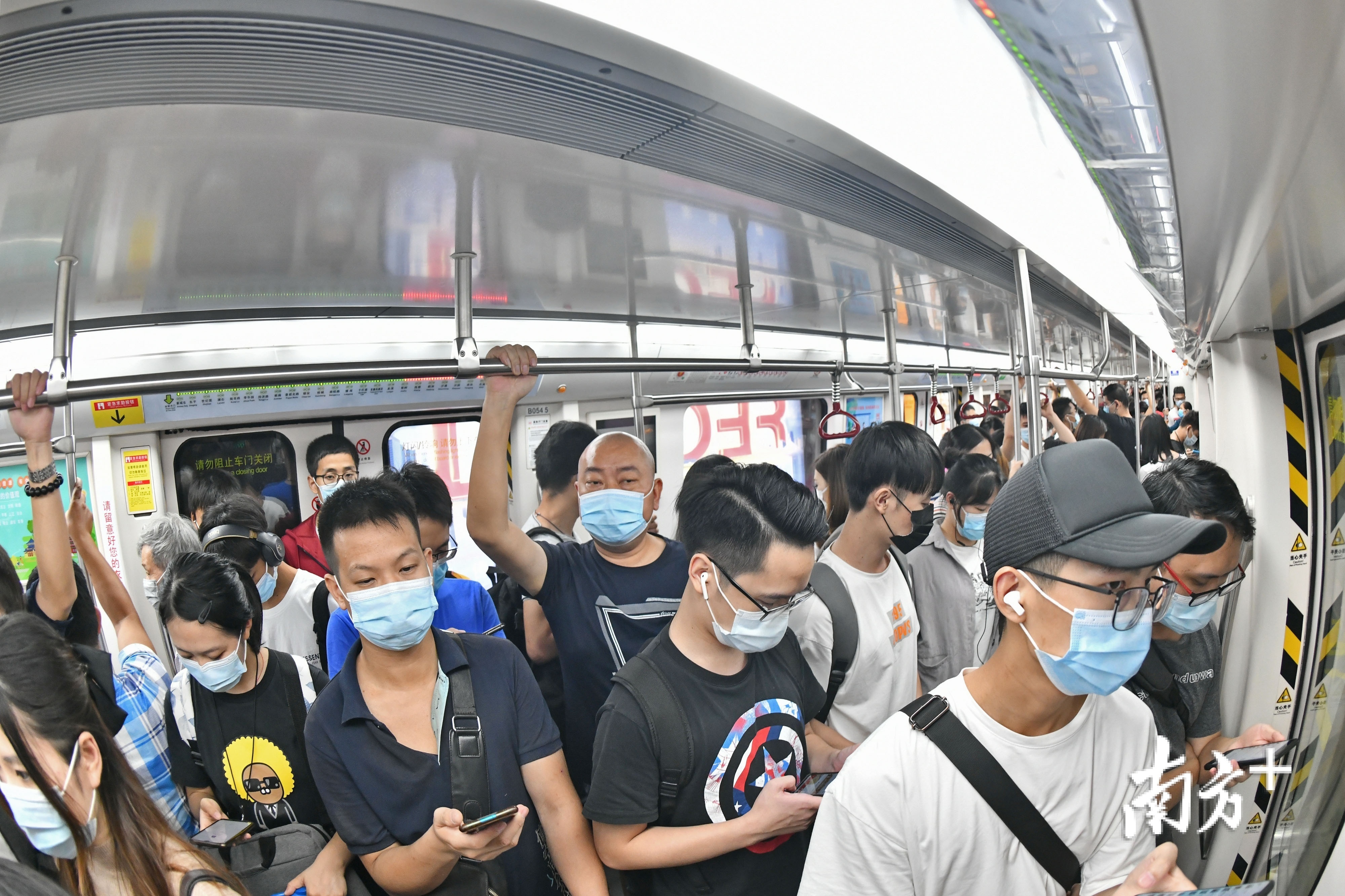 广佛地铁人流量持续攀升.戴嘉信 摄