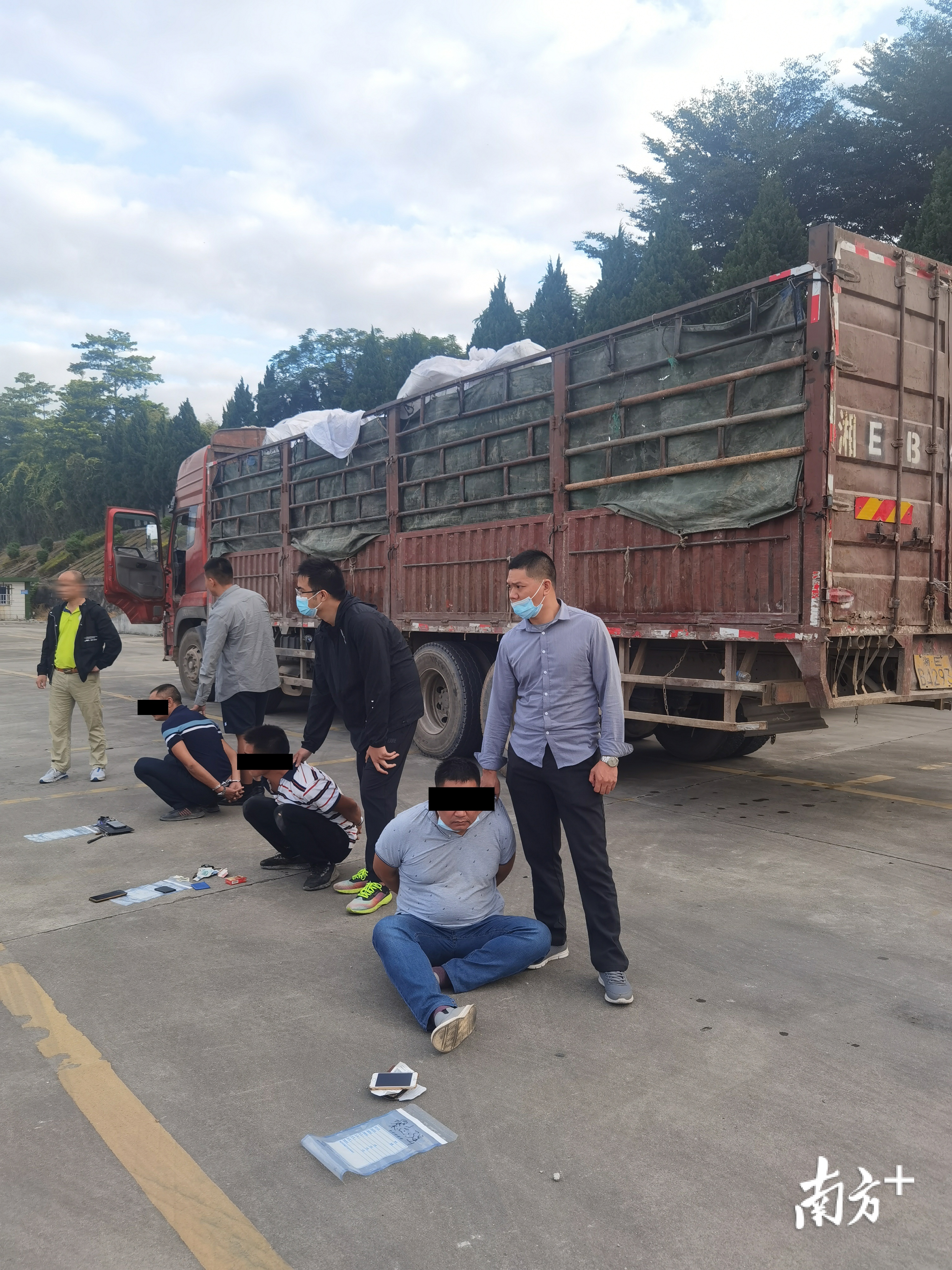 中山警方在行动中抓获涉嫌走私的犯罪嫌疑人。