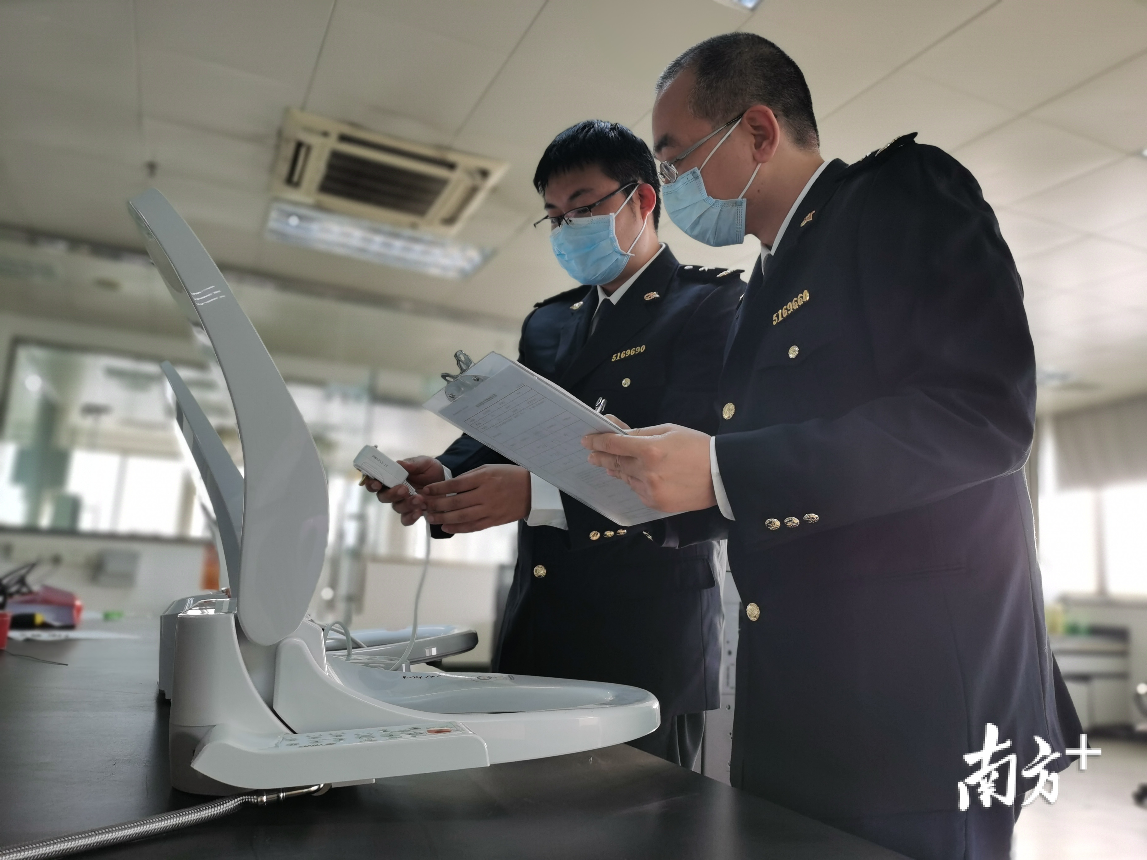佛山海关驻禅城办事处关员对进口智能坐便器产品质量进行检验。王磊 摄