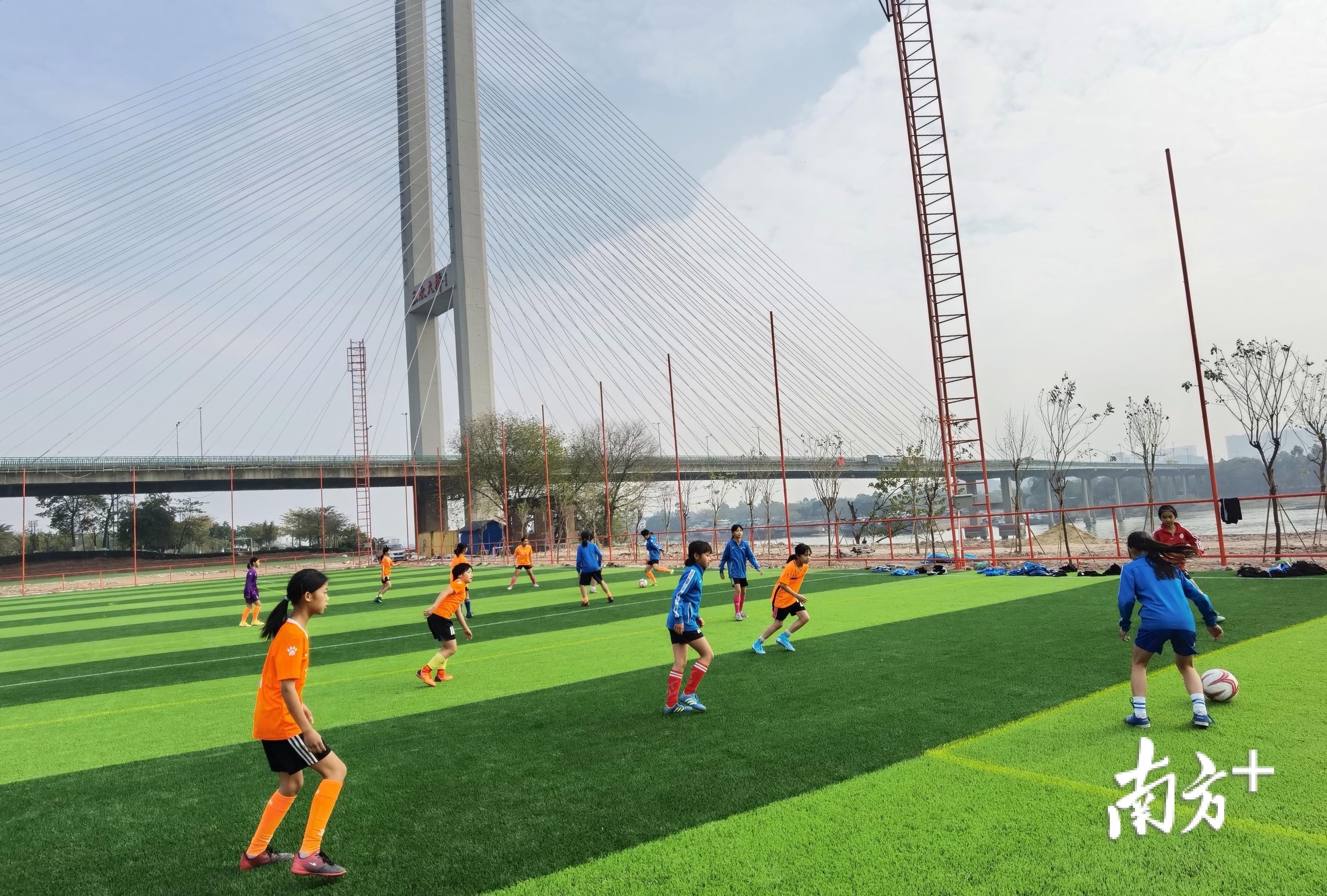 三水体校学生在三水区北江体育休闲公园足球冬训基地开展训练。张秀蓝 摄